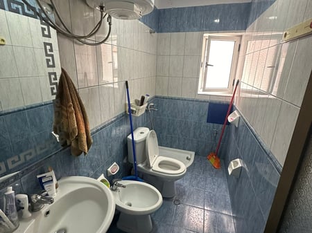 Apartment 1+1 for rent, Myslym Shyr, near Kastrati gas station. Price: 500,000 lek.