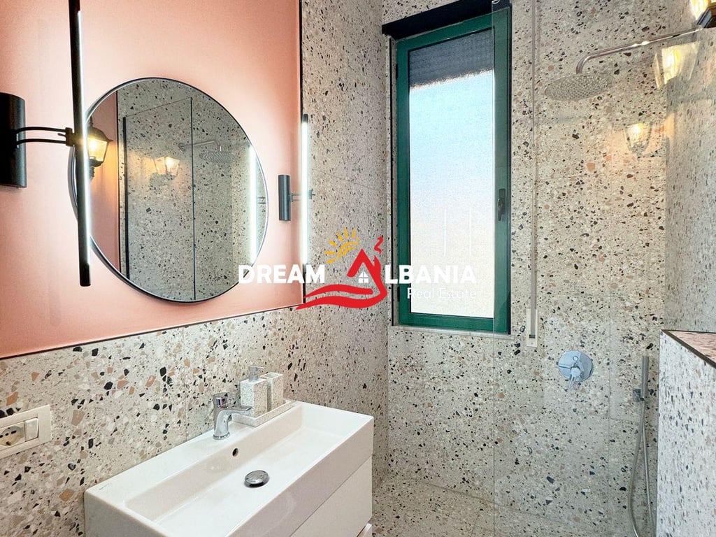 Jepet me qera super apartament 1+1 ne qender, prane Pazarit te Ri, Tirane (ID 42111372)