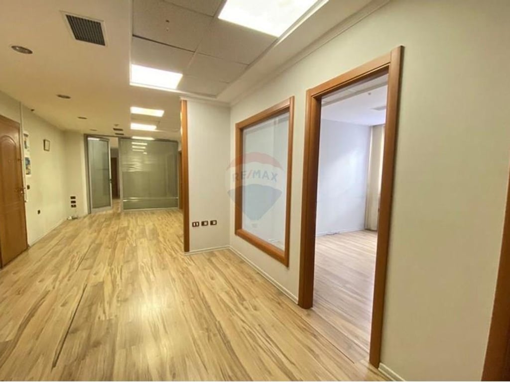 Ambjent zyre per shitje tek Rruga Mustafa Matohiti