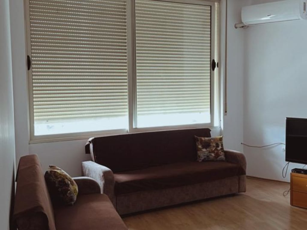 Jepet me Qera Apartament 1+1 në Astir.