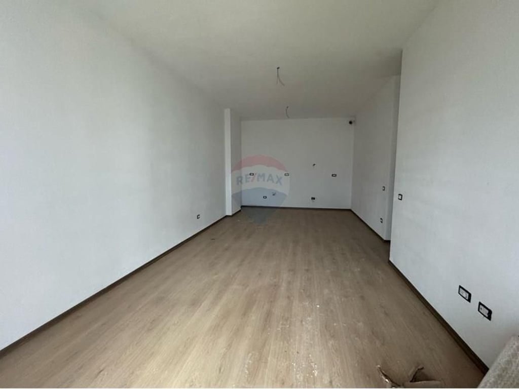 Shitet Apartament 1+1 Tek Porta e Re