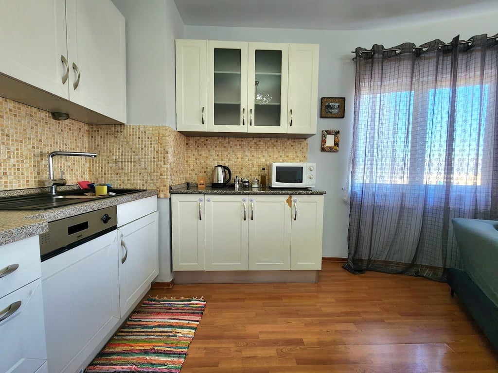 Affittasi appartamento 1+1 in zona Zogu I ZI a 520 euro.