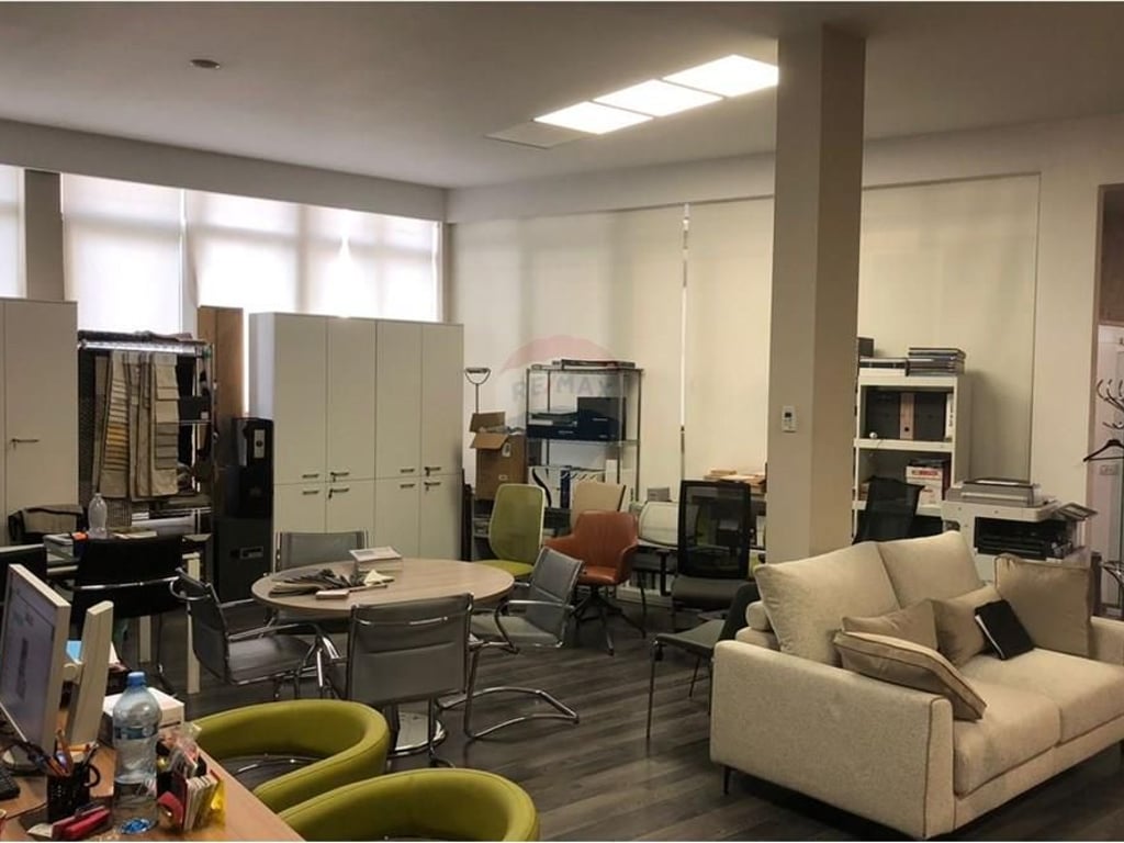 Vendesi ambiente commerciale a Brryli.