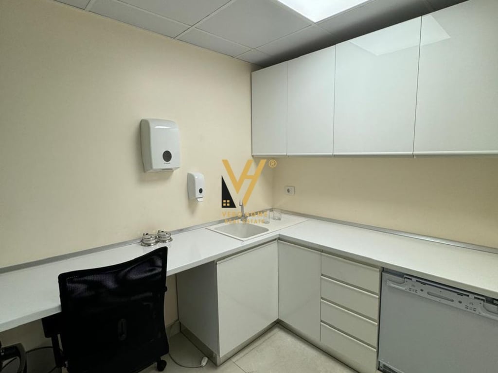 JEPET ZYRE 150M2 ME QERA TE RRUGA E ELBASANIT 1.700 EURO