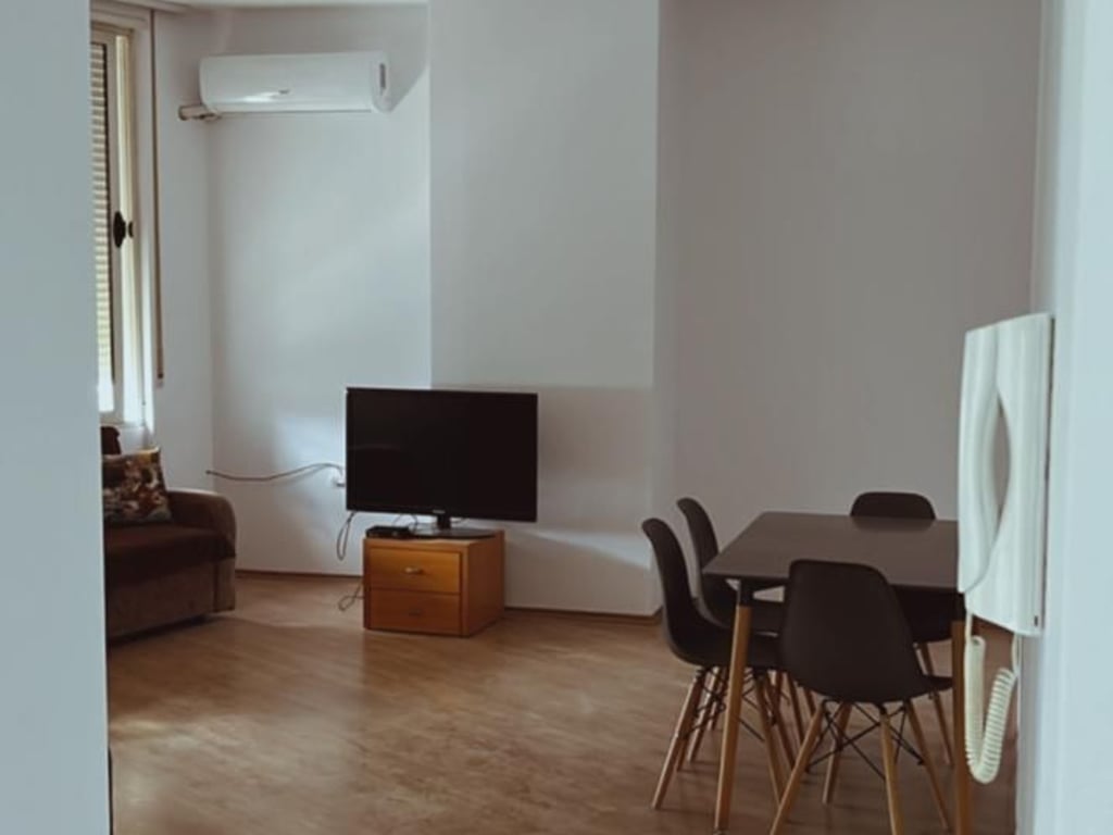 Jepet me Qera Apartament 1+1 në Astir.