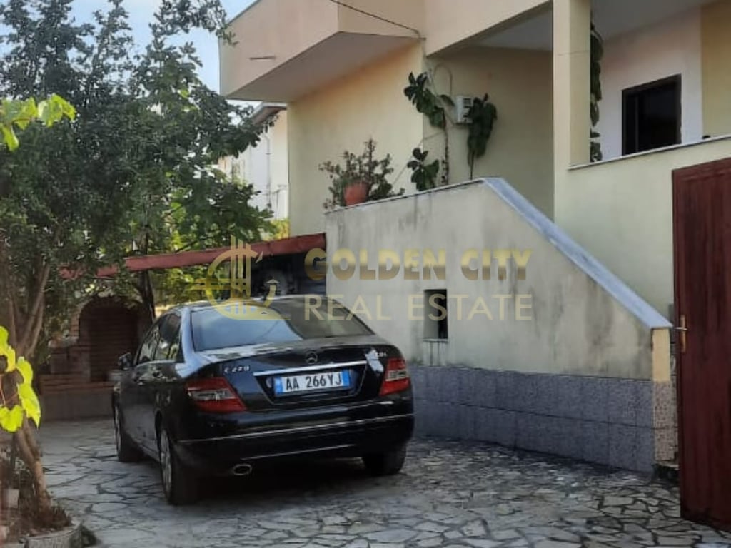 In Vendita: Casa su 2 Piani con Sottotetto e Garage