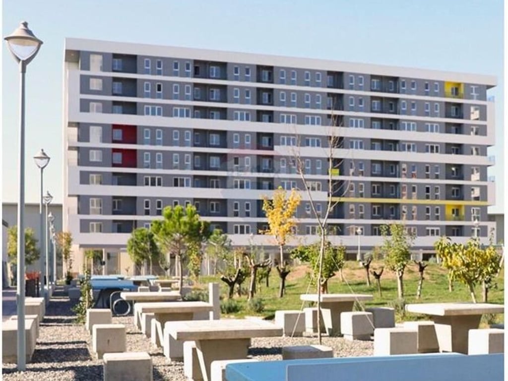Shitet apartament 2+1+2 me verande, Univers City