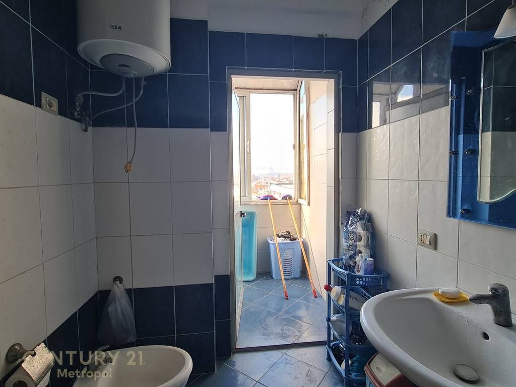 SHES APARTAMENT 2+1+2 NE KAMEZ-PRANE GJIMNAZIT IBRAHIM RUGOVA!