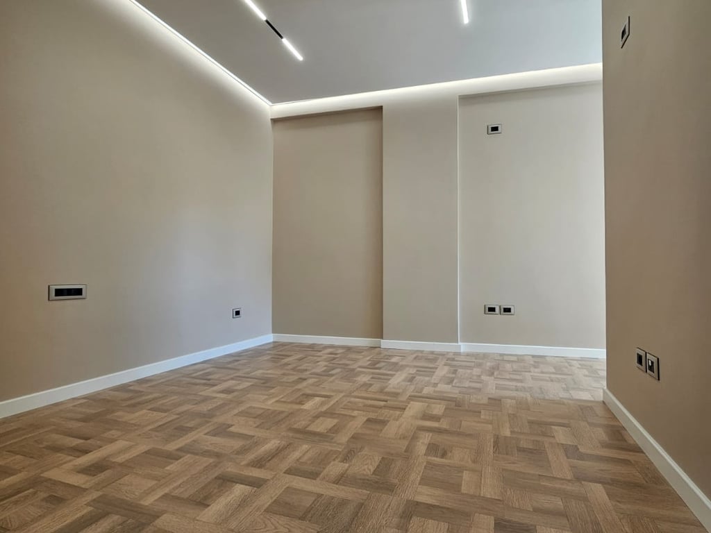 Jepet me qera ambient zyrash 110 m² + 1 post parkimi te Ambasador 1 afër stadiumit Air Albania!!!