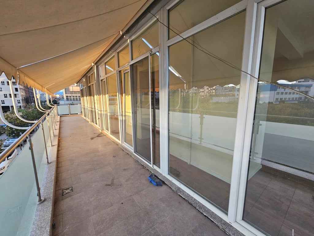 Jepet me qera zyra 3+1+2 te Kika 2, Komuna e Parisit