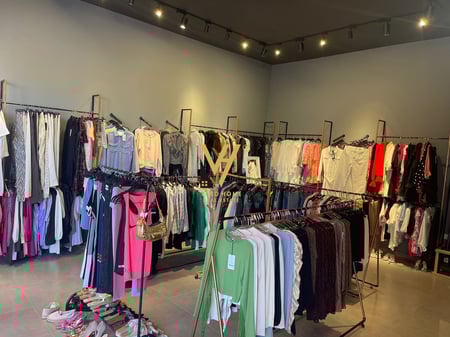 FOR SALE: CLOTHING STORE BUSINESS 60 M2 IN SELITE 12,000 EURO