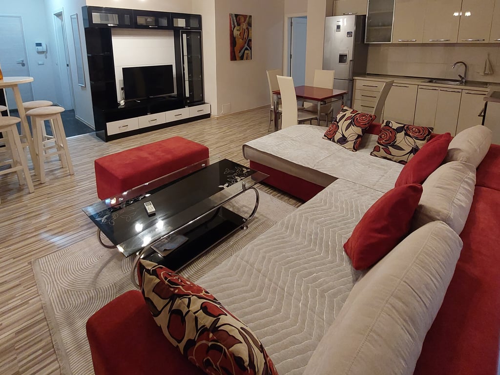 Affittasi un bel appartamento 2+1, con 2 balconi + posto auto in Myslym Shyri!!