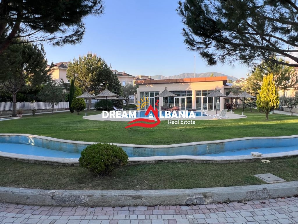 Vile luksoze me qera ne nje prej rezidencave me prestigjoze ne Farke, prane Teg (ID 4251388)