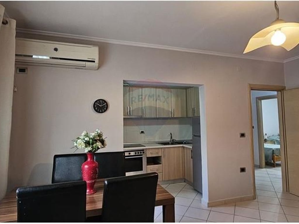 Jepet apartament 2+1 tek pallati me shigjeta