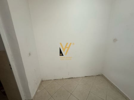 STORE OF 25M2 FOR RENT AT THE OLD ELECTRIC MARKET 300 EURO