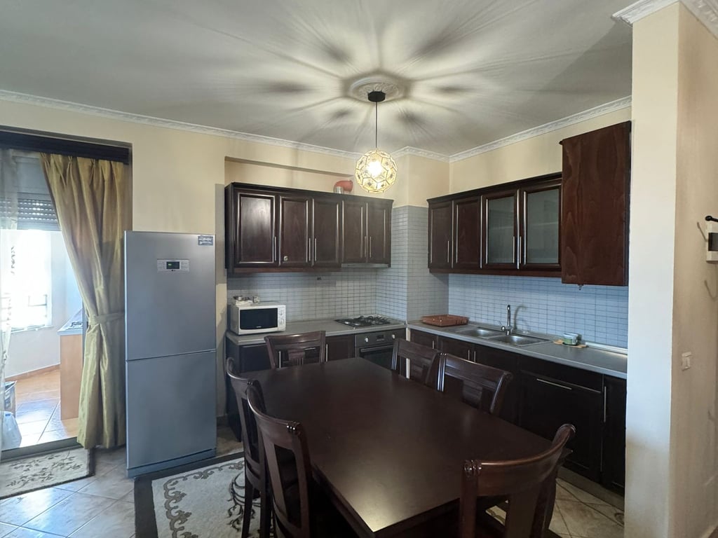 Apartament 3+1 per Qira, Fresk, Thesari!