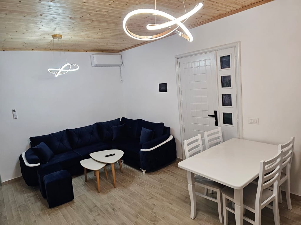 Jepet me qera Shtepia 1+1+post Parkimi , Laprake prane KMY  Cmimi: 450 euro E lire ne daten 15 Prill 