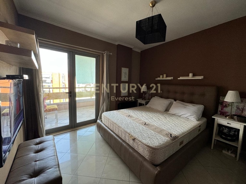 Vendesi 2+1 di fronte al Complesso Delijorgji.