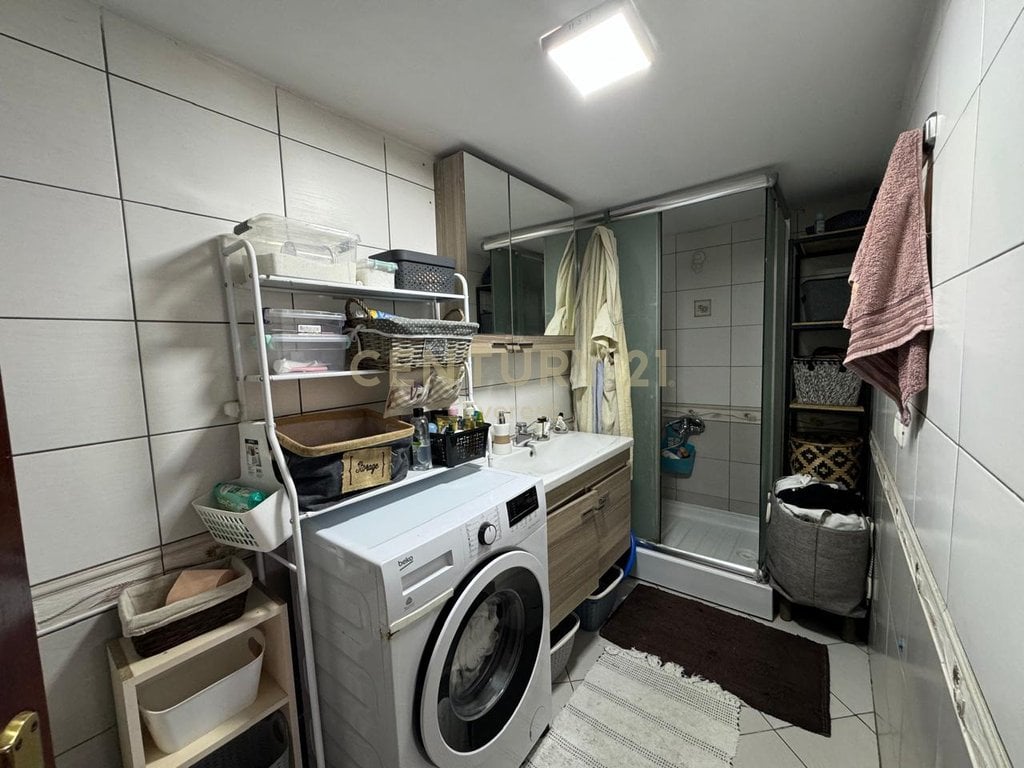 Vendesi 2+1 di fronte al Complesso Delijorgji.