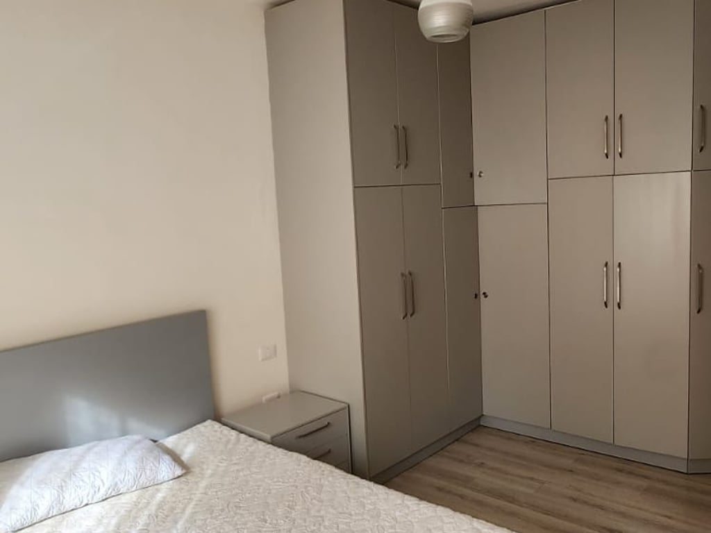 A pochi minuti dallo Zoo, Via del Kroit, si affitta appartamento 2+1+2, arredato, 700 Euro.