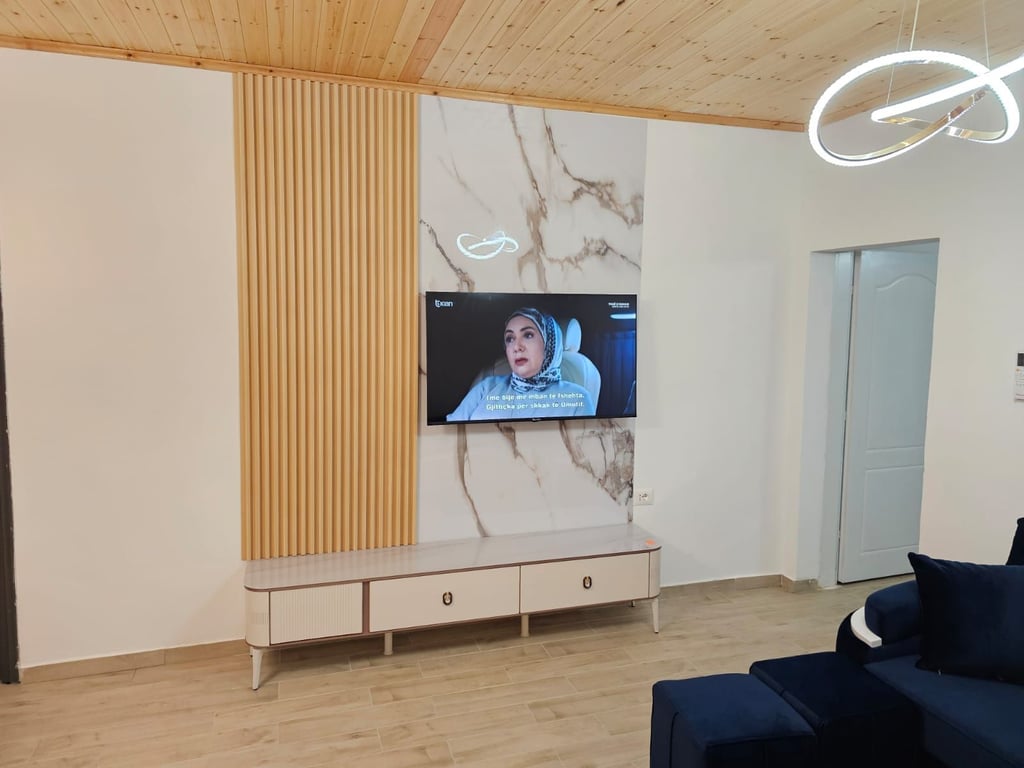 Jepet me qera Shtepia 1+1+post Parkimi , Laprake prane KMY  Cmimi: 450 euro E lire ne daten 15 Prill 