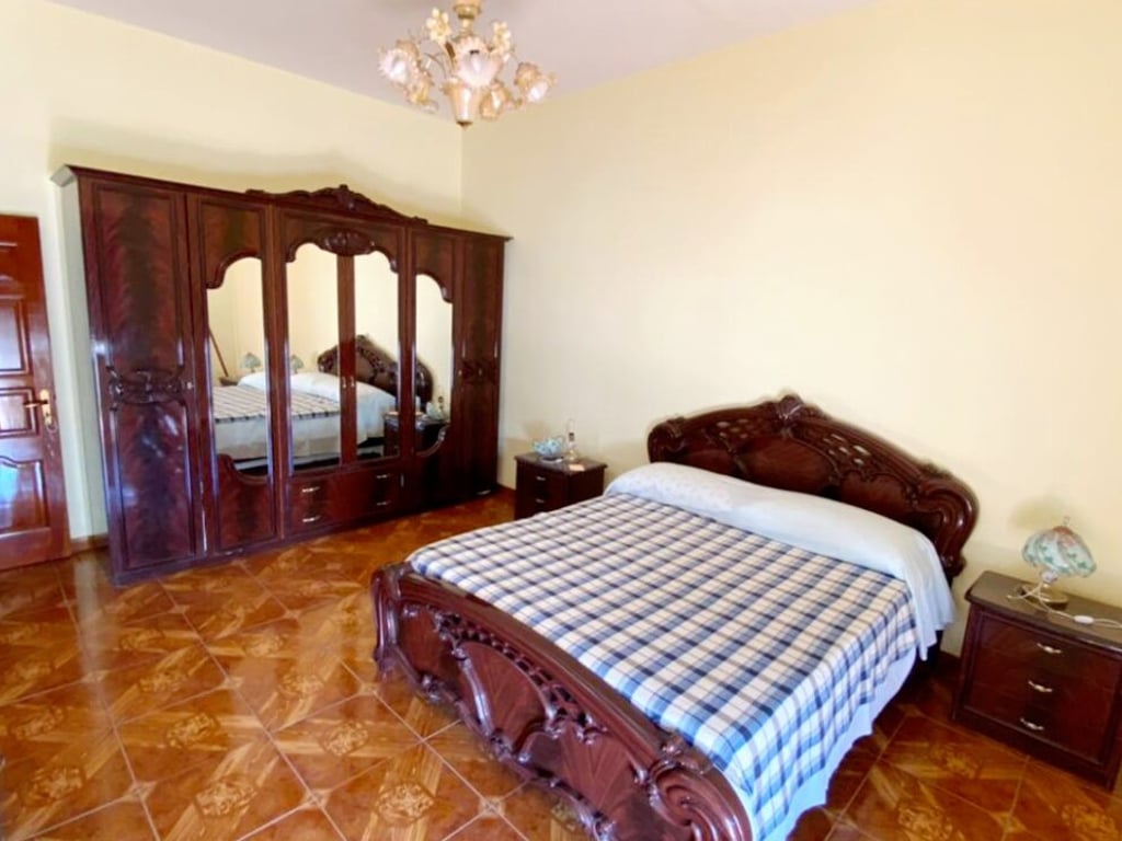 😍🏤A 4-story building is for sale by the road near "Supermarket Myftiu 2", a few meters from the main boulevard "Indrit Cara", Kavajë.