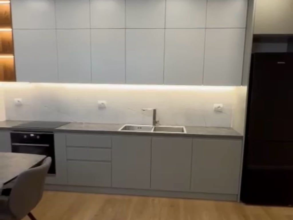 Shitet Apartament 2+1+2 Komuna e Parisit 360.000 euro
