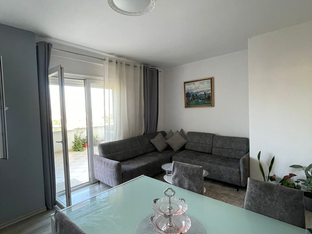 SHITET APARTAMENT  2+1+ VERANDE, ISH DOGANA, TIRANE