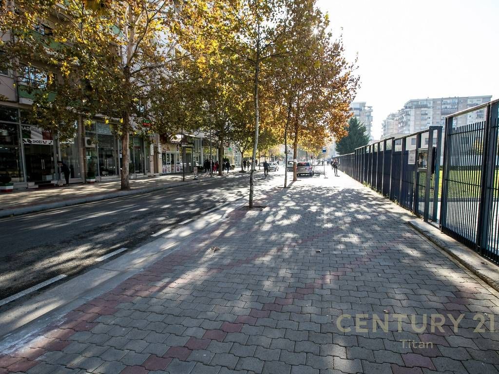 Affittasi ambiente commerciale, piano terra, lungo la strada principale Don Bosko.