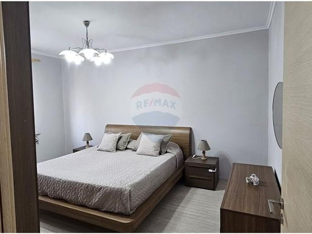 Jepet apartament 2+1 tek pallati me shigjeta