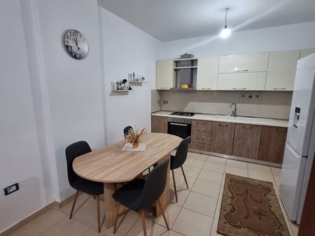 Affittasi appartamento 2+1 a Yzberisht 450 euro