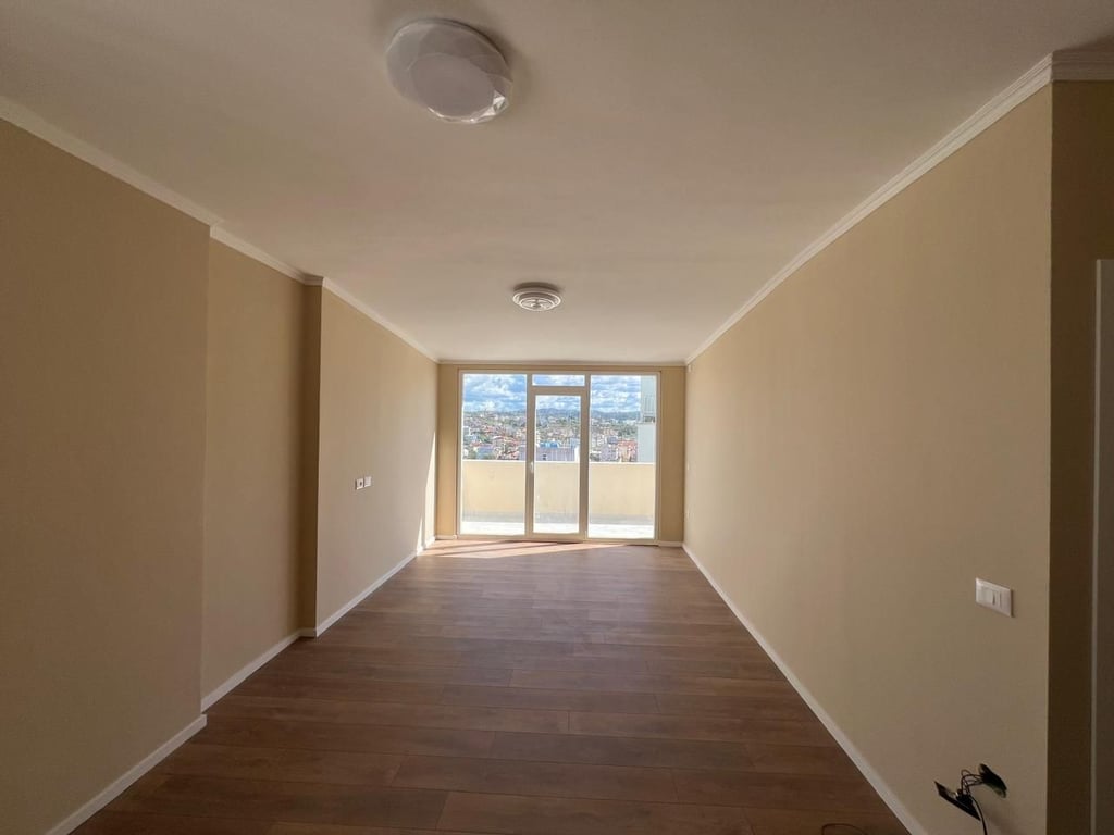 VENDESI APPARTAMENTO 2+1 A PLAZZA ILIRIA VICINO ALL'HOTEL FLORIDA
