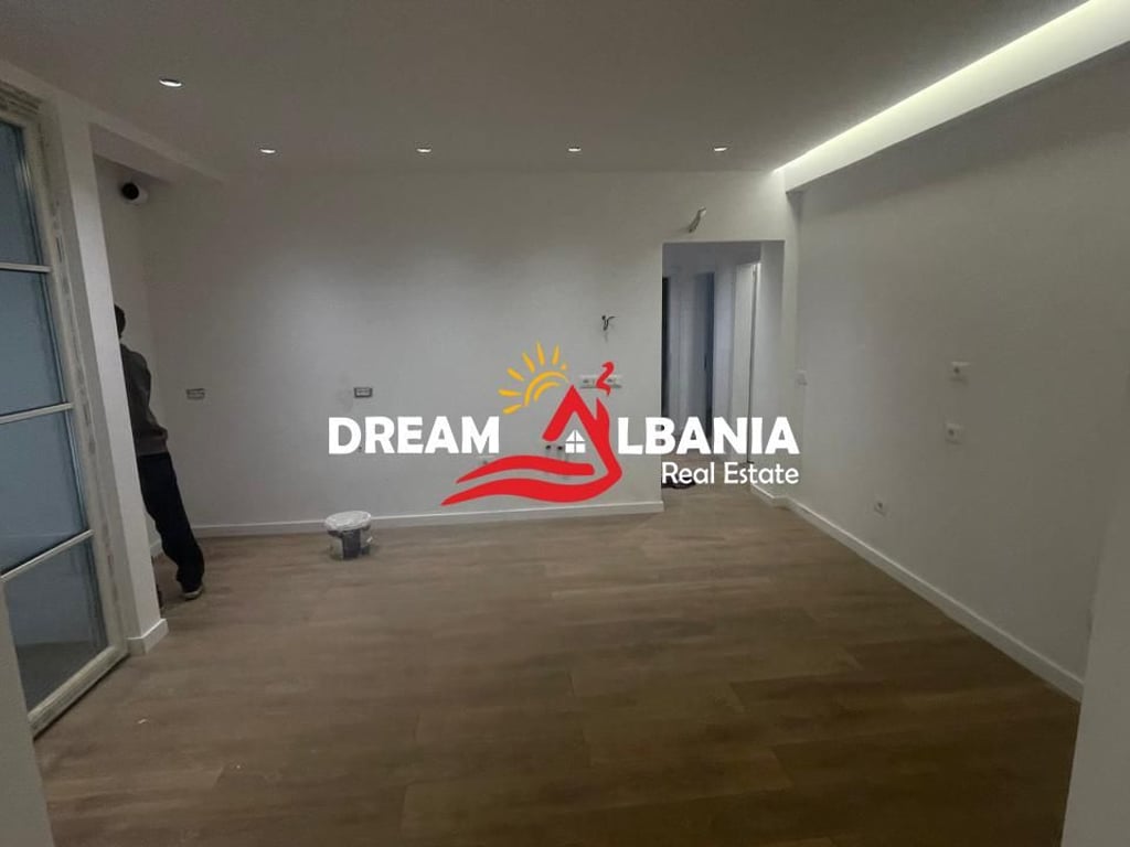 Ambjent per zyra me qera prane Shkolles se Baletit Tirane (ID 42611222).