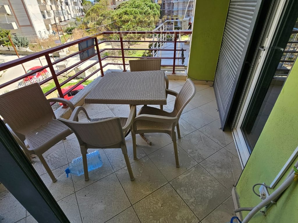 Vendesi super appartamento 2+1 fronte mare a Qerret.