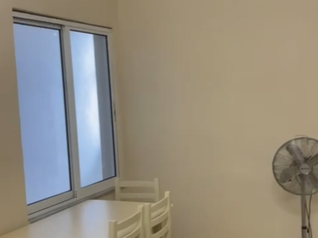 Jepet me qera hyrje 1+1,kati i pare i nje shtepie 2 kateshe te shkolla e Kuqe