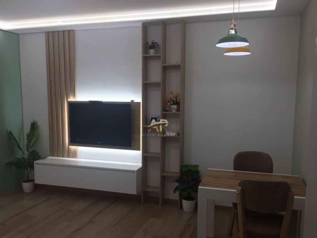 Affittasi appartamento 1+1 presso la Comune di Parigi.