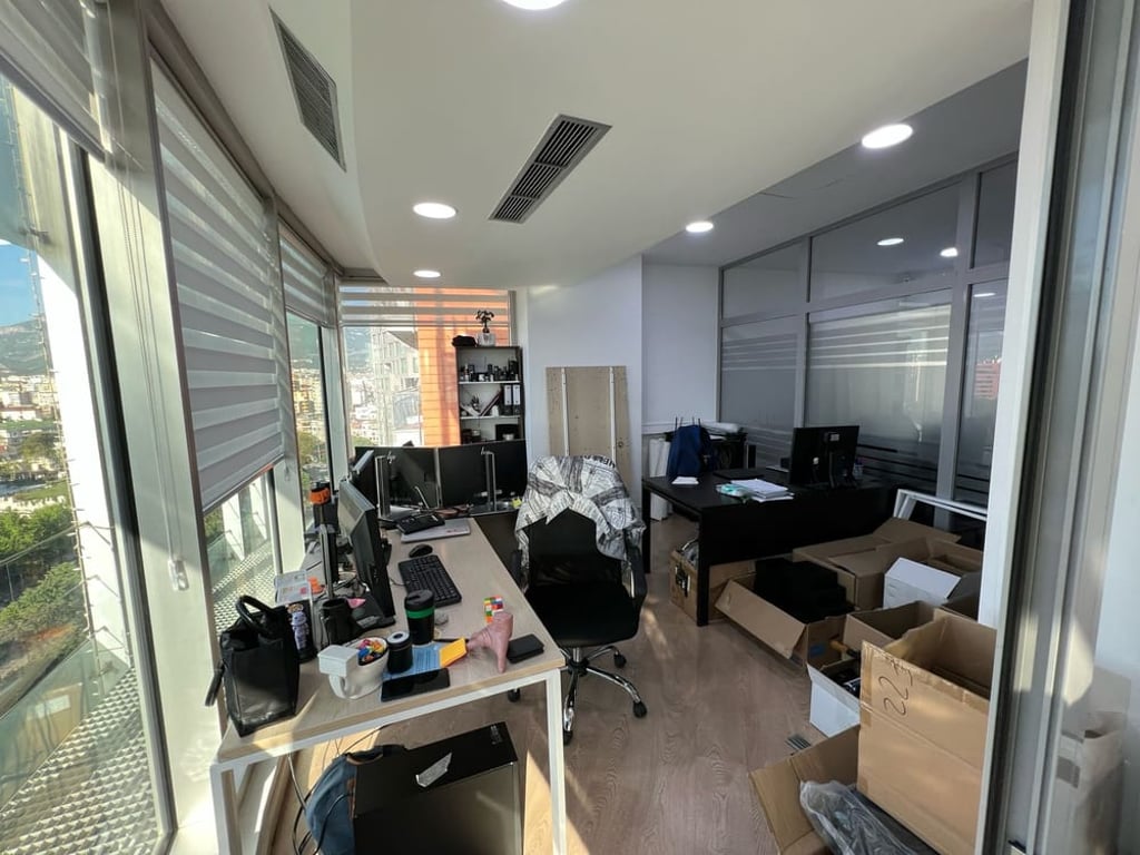 Office for rent on the upper floor with a fantastic view towards the center.