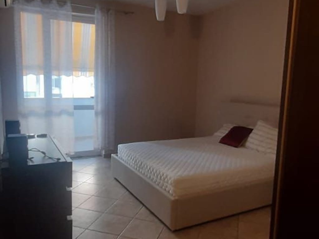 Jepet me qera apartament 2+1+2 Komuna e Parisit 