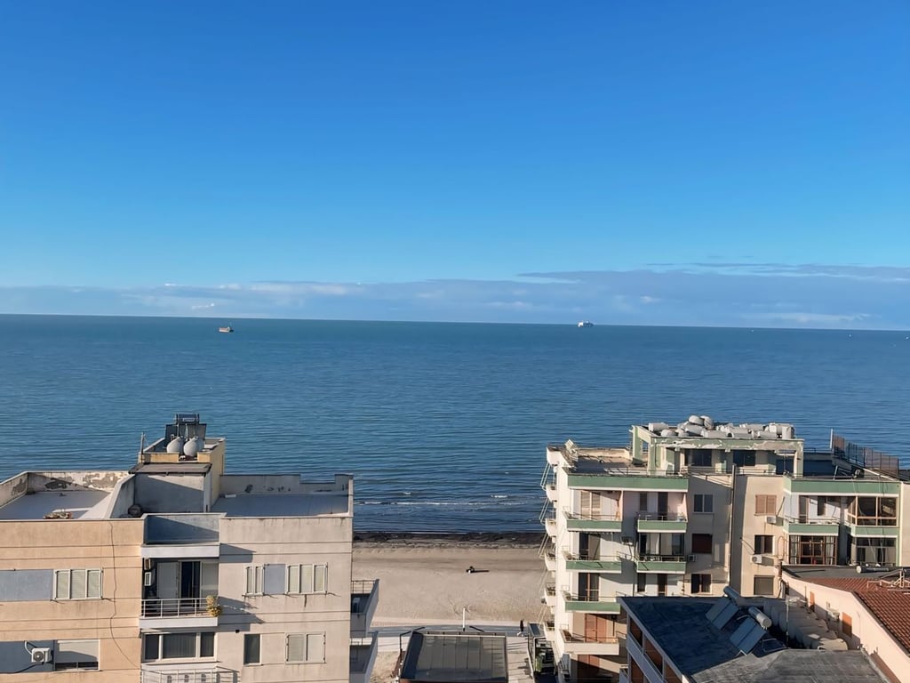 Jepet me qera apartament 1+1 ne plazh rrota kuqe!