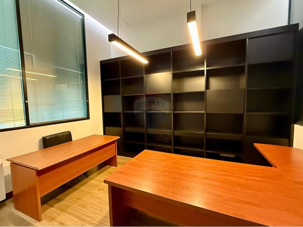 Tirane, jepet me qera ambjent biznesi , 146 m² 1.400 € (Rruga Aleksandër Moisiu)