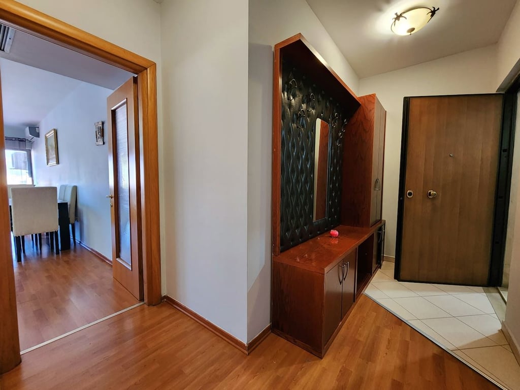 Affittasi appartamento 1+1 in zona Zogu I ZI a 520 euro.