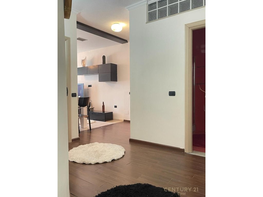 Appartamento 1+1+2 in affitto all'inizio di via Kavajë.