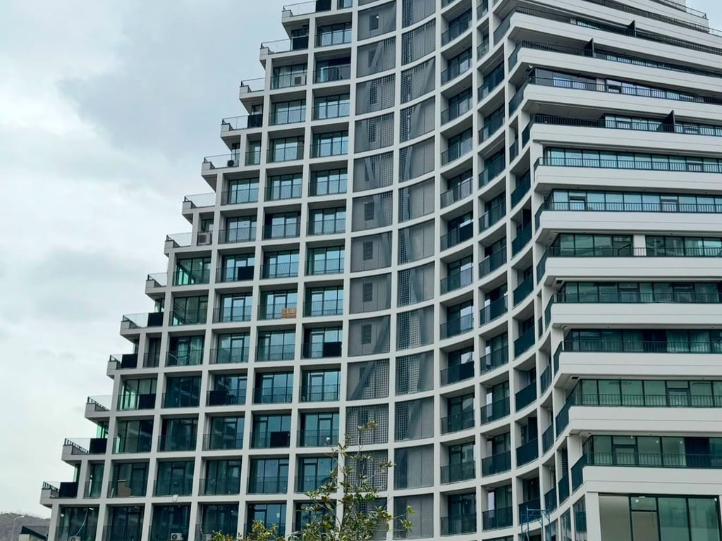 Shitet Apartament 2+1+2 tek Residenca Lake View.