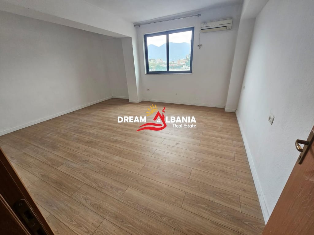 Affittasi appartamento/Ufficio 2+1+2 in via Perlat Rexhepi, dietro la Presidenza (ID 42215138)