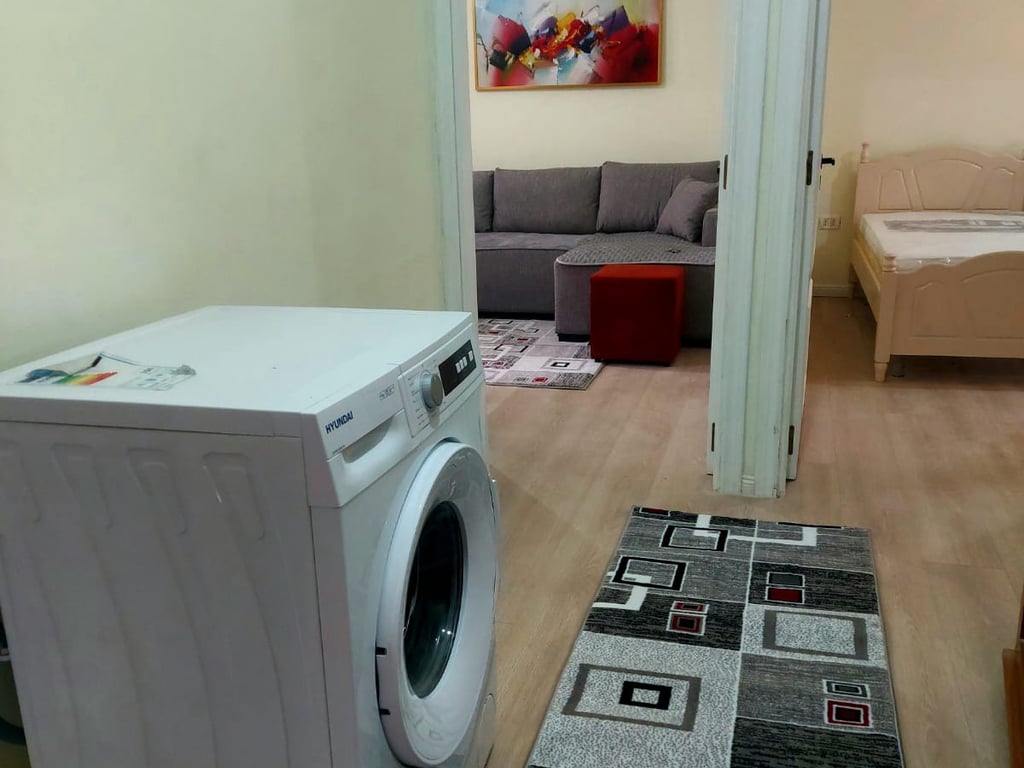 Affittasi appartamento 1+1, Ali Demi vicino alla Scuola Kushtrimi i Lirise Prezzo: 450 mila lekë