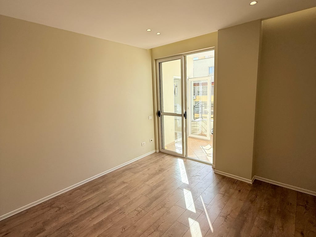 Shitet apartament 2+1