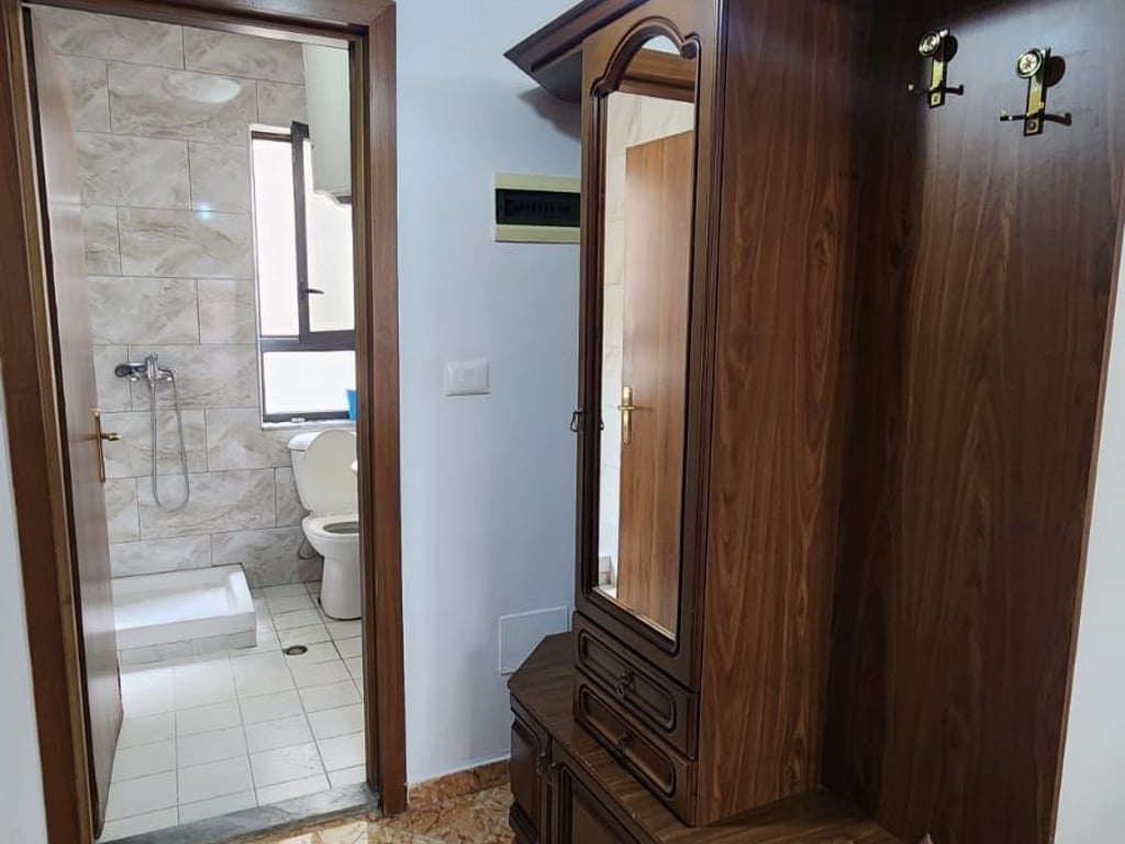 Jepet me qera Apartamenti 2+1 ; Pallati me shigjeta Cmimi: 500 euro