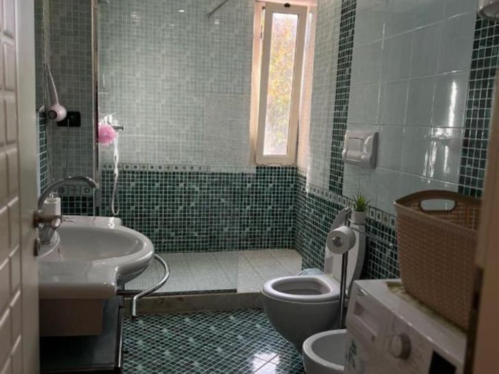 Jepet me qera apartament ne qender te Tiranes