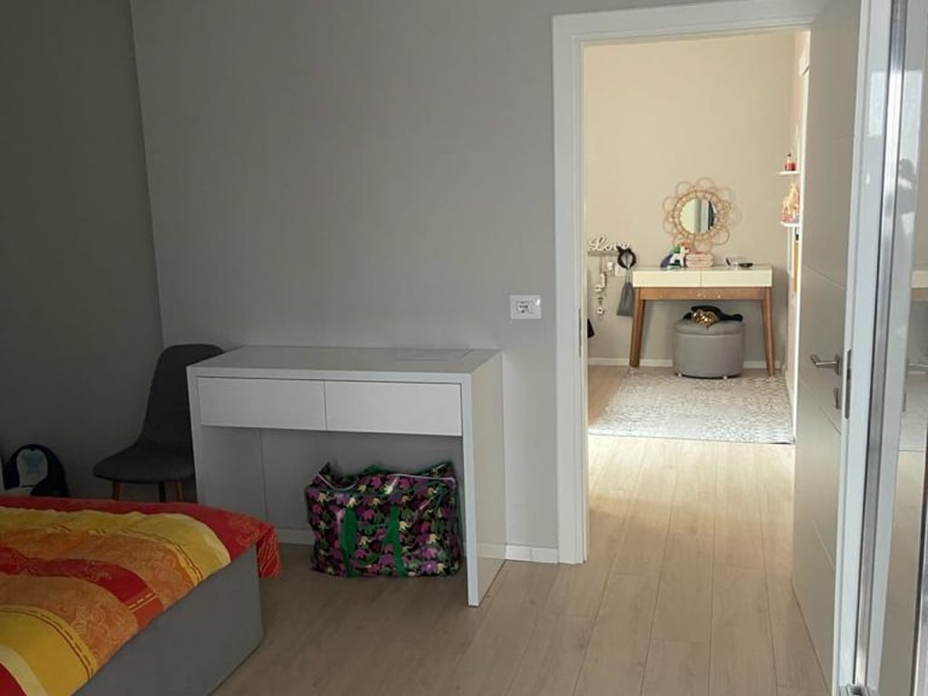 Shitet Apartamenti 2+1 , Myslym shyr , Rruga Islam Alla , prane ish adidasit