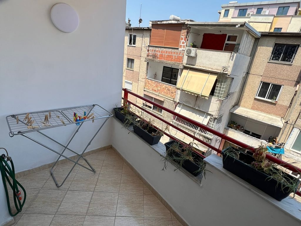Apartament 1+1 per qira, prane Pallatit Me Shigjeta!